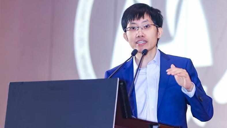 梁文锋“狙击”闫俊杰